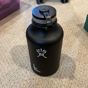 64 oz black matte hydro flask. Has scrapes, has been used. In great condition.